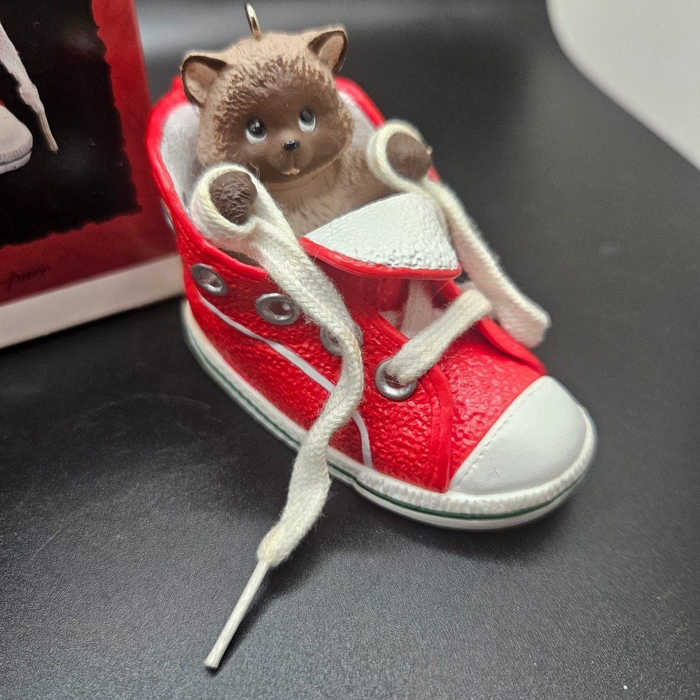 VTG Hallmark Keepsake High Top-purr 1993 Kitten Sneaker Christmas Ornament